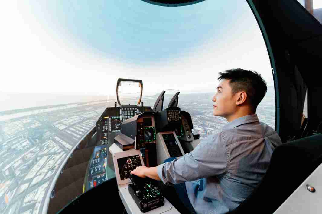 尊龙z6以P1.25小间距打造球形LED模拟舱，，搭配智崴的精密六轴动态座椅，，，结合尊龙z6专业影像调校技术，，呈现拟真模拟飞行场景