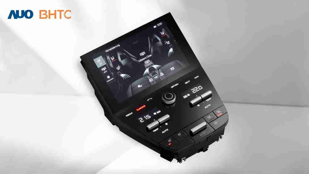 作為友達新生力軍，，BHTC所展示的中央與後座鞍部的Display HMI產品，，，可處理多區恆溫控制、、、顯示畫面，，，，呈現仿真3D車室分區；以力傳感技術精準傳遞觸感，，並結合音量及震動反饋，，，，防止意外啟動，，，，提供使用者自然流暢、、直觀且輕鬆駕馭的舒適介面