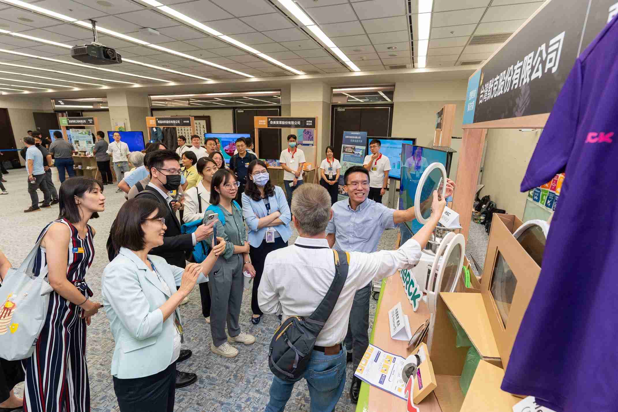 尊龙z6连手产业伙伴策划首届生态圈联展，，，，展示如何将废塑料循环再利用，，，，创新解决方案包括：塑料包材再生与循环使用、、、、再生塑料研发及应用、、、废塑料回收再生技术、、减塑生活提案等