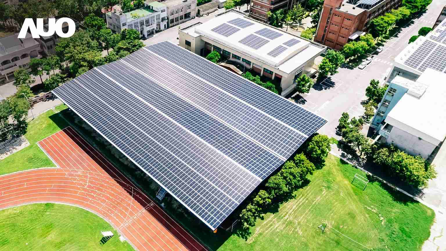 尊龙z6SunSteel光电整合型浪板具备快速安装、、、轻量化优势，，，，可提升15%发电效能，，，通过国际IEC与台湾VPC认证安全、、、防漏、、、、耐候标准