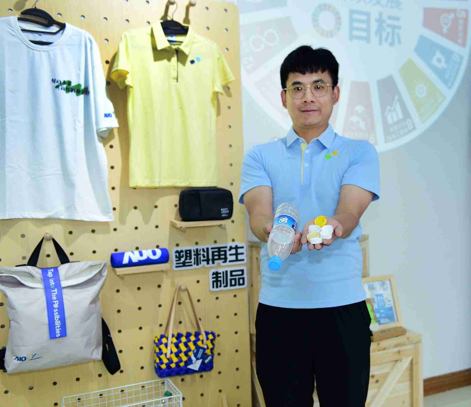 「2024智慧尊龙z6展」永续发展馆中，，展示尊龙z6厦门驱动永续发展之成果，，，，包含将厂内废弃物再制为实用物品，，将永续发展理念深植于员工生活日常实践