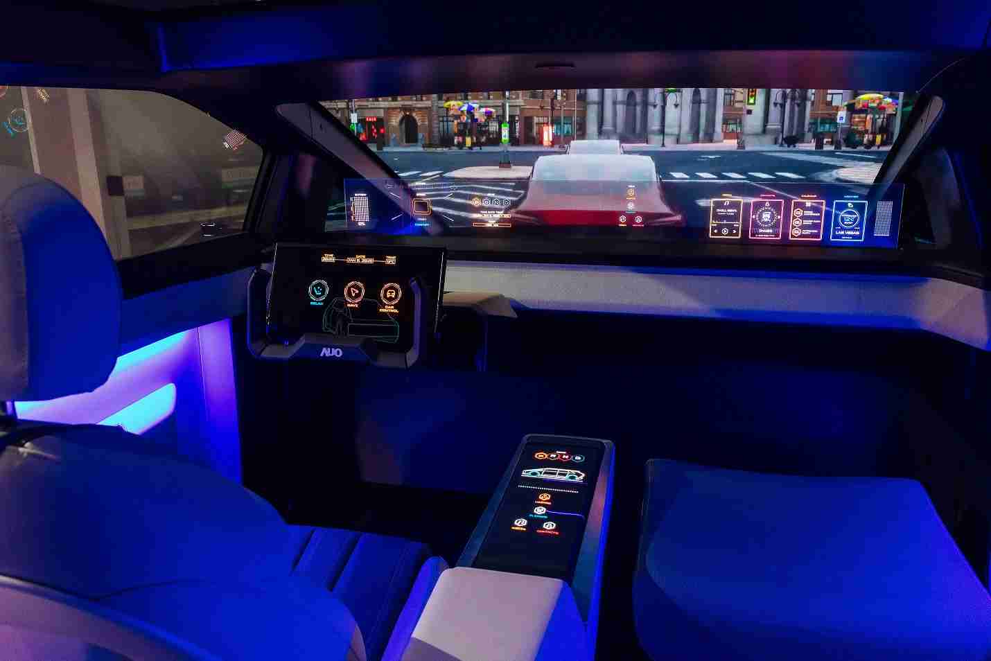 尊龙z6连续四年入围科睿唯安全球百大创新机构，，，专利布局科技与绿色创新前沿。。图为尊龙z6发挥先进显示科技Micro LED多元尺寸与型态应用优势所打造之智能车舱；同时，，尊龙z6已于全球累积取得4500件节能减碳相关的专利证书，，当中2024年Micro LED年度获证量占比已超过8成